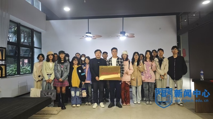 南京工業(yè)大學(xué)藝術(shù)設(shè)計學(xué)院赴成都螢石文化傳播有限公司訪企拓崗